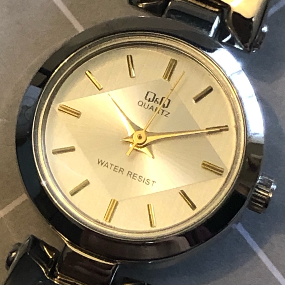 EUC Q&Q woman’s fashion watch - silver/gold
